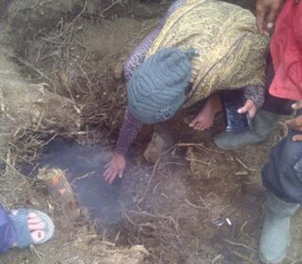 Warga Kayu Aro di hebohkan munculnya asap dari tanah.